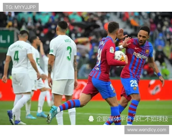 乔治与足球明星们的精彩合影展现了他们的友谊与激情